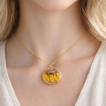 Collana fiori veri petali di girasole in resina, scaglie opale. Gioielli oro ciondolo fiore vero. gioiello idea regalo per lei.
