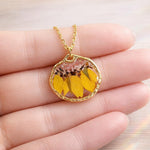 Collana fiori veri petali di girasole in resina, scaglie opale. Gioielli oro ciondolo fiore vero. gioiello idea regalo per lei.