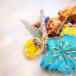 Collana fiori veri petali di girasole in resina, scaglie opale. Gioielli oro ciondolo fiore vero. gioiello idea regalo per lei.