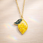 Collana artigianale ciondolo limone con fiori veri in resina e scaglie di opale. Idea regalo originale. Regalo Capri. Regalo italiano