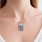 Collana fiori veri in resina trasparente – Ciondolo rettangolare blu e foglia oro, gioiello floreale handmade, regalo per lei