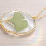 Collana donna foglia vera Ginkgo Biloba verde essiccata pressata in resina.ciondolo pendente cerchio oro. Regalo unico.Accessorio fiore vero