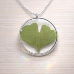 Collana foglia vera Ginkgo Biloba verde essiccata pressata in resina.ciondolo pendente cerchio argento. Regalo unico.Accessorio fiore