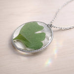 Collana foglia vera Ginkgo Biloba verde essiccata pressata in resina.ciondolo pendente cerchio argento. Regalo unico.Accessorio fiore