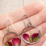 Orecchini cerchi pendenti donna acciaio ciondolo fiori veri rose rosse resina.Gioielli resina fiori secchi pressati.Regalo unico per lei