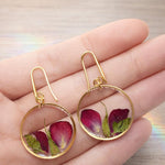 Orecchini cerchi pendenti donna acciaio ciondolo fiori veri rose rosse resina.Gioielli resina fiori secchi pressati.Regalo unico per lei
