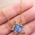 Collana con fiore vero forget me not/nontiscordardimé, pendente a stella, resina UV, catena in acciaio placcato oro, stile botanico/boho