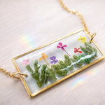 Collana rettangolare choker floreale. Girocollo con fiori in resina. Bigiotteria artigianale.