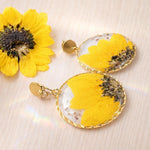 Orecchini cerchi oro ciondolo fiori veri di girasole .Gioielli resina fiori. Idea regalo originale.Regalo unico per lei