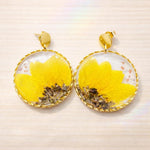 Orecchini cerchi oro ciondolo fiori veri di girasole .Gioielli resina fiori. Idea regalo originale.Regalo unico per lei