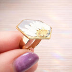 Anello donna fiore vero Margherita in resina. Gemma esagono oro trasparente fiori secchi pressati. Anello taglia unica regolabile.