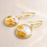 Orecchini cerchi piccoli pendenti acciaio fiori veri Margherita in resina opale fiori arancio. Gioielli fiori veri essiccati pressati.