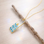 Collana fiori veri in resina trasparente – Ciondolo rettangolare blu e foglia oro, gioiello floreale handmade, regalo per lei