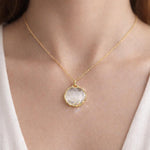 Collana fiori veri petali bianchi di fiordaliso in resina, scaglie opale. Gioielli oro ciondolo fiore vero. gioiello idea regalo per lei.