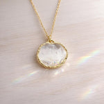 Collana fiori veri petali bianchi di fiordaliso in resina, scaglie opale. Gioielli oro ciondolo fiore vero. gioiello idea regalo per lei.