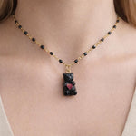 Collana ciondolo orsetto nero in resina. Bigiotteria artigianale. Pendente orso fiori veri. Idea regalo ragazze e bambine.
