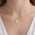 Collana fatta a mano raffigurante volto di donna. Collana con fiori veri in resina. Gioielli unici ed eleganti. Idea regalo per lei