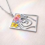 Collana volto e figura di donna con fiori veri.Gioielli fatti a mano.Regalo speciale per amante dei fiori