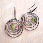 Orecchini Pendenti Argento Rodiato con Fiori Veri in Resina UV, Cerchi Irregolari Boho, Leggeri, Regalo Artigianale