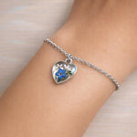 Bracciale con mini cuore, vero forget me not, fiorellini di pizzo, opal flakes, resina UV, regolabile, charm 0,8x0,8 cm.