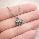 Bracciale con mini cuore, vero forget me not, fiorellini di pizzo, opal flakes, resina UV, regolabile, charm 0,8x0,8 cm.