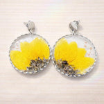 Orecchini cerchi oro ciondolo fiori veri di girasole .Gioielli resina fiori. Idea regalo originale.Regalo unico per lei