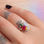 Anello donna cuore anatomico acciaio anallergico fiori veri colorati in resina. Anello taglia 10US diametro 2cm Gioielli fiori veri