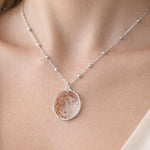 Collana fatta a mano raffigurante volto di donna. Collana con fiori veri in resina. Gioielli unici ed eleganti. Idea regalo per lei