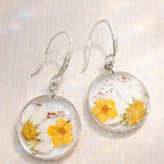 Orecchini cerchi piccoli pendenti acciaio fiori veri Margherita in resina opale fiori arancio. Gioielli fiori veri essiccati pressati.