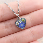 Collana micro ciondolo cuore fiori veri Forget me not scaglie opale in resina.Catenella acciaio Gioielli fiore nontiscordardimé