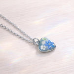 Collana micro ciondolo cuore fiori veri Forget me not scaglie opale in resina.Catenella acciaio Gioielli fiore nontiscordardimé