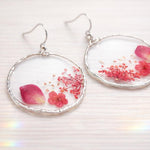 Orecchini Cerchio con Fiori Veri in Resina, Petali di Rosa Rossa, Orecchini Botanici Pendenti, Regalo Donna, Gioiello Floreale