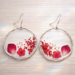 Orecchini Cerchio con Fiori Veri in Resina, Petali di Rosa Rossa, Orecchini Botanici Pendenti, Regalo Donna, Gioiello Floreale