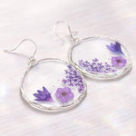 Orecchini cerchio irregolari con fiori veri lilla e viola in resina, orecchini pendenti leggeri, regalo donna boho elegante