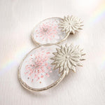 Orecchini cerchio acciaio con fiori veri rosa e petali bianchi in resina, boho-eleganti | BeFloral.Regalo Occasione Speciale