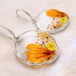 Orecchini cerchi pendenti donna ciondolo fiori veri arancioni in resina.Gioielli resina fiori secchi pressati.Regalo unico
