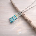 Collana fiori veri in resina trasparente – Ciondolo rettangolare blu e foglia oro, gioiello floreale handmade, regalo per lei
