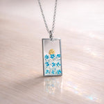 Collana fiori veri in resina trasparente – Ciondolo rettangolare blu e foglia oro, gioiello floreale handmade, regalo per lei