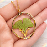Collana donna foglia vera Ginkgo Biloba verde essiccata pressata in resina.ciondolo pendente cerchio oro. Regalo unico.Accessorio fiore vero