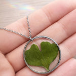 Collana foglia vera Ginkgo Biloba verde essiccata pressata in resina.ciondolo pendente cerchio argento. Regalo unico.Accessorio fiore