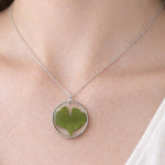 Collana foglia vera Ginkgo Biloba verde essiccata pressata in resina.ciondolo pendente cerchio argento. Regalo unico.Accessorio fiore