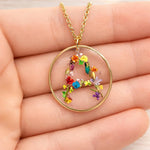 Collana lettera iniziale. Collana nome donna. Ciondolo fiori veri pressati essiccati resina. Gioielli personalizzati. Regalo unico