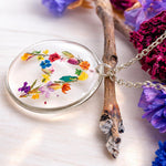 Collana lettera iniziale. Collana nome donna. Ciondolo fiori veri pressati essiccati resina. Gioielli personalizzati. Regalo unico
