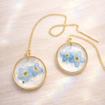 Orecchini donna pendenti cerchietto catenella fiori veri forget me not nontiscordardimé . Gioielli resina fiori pressati secchi.