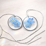Orecchini donna pendenti cerchietto catenella fiori veri forget me not nontiscordardimé . Gioielli resina fiori pressati secchi.