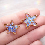 Orecchini stelle al lobo acciaio oro fiori veri nontiscordardimé forget me not resina.Gioielli resina fiori stelle oro.Accessori donna unici