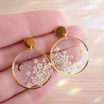 Orecchini con Fiori Veri in Resina e Luna Dorata, Orecchini Pendenti Cerchio Oro, Gioiello Botanico Boho, Regalo per Lei