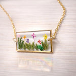 Collana rettangolare choker floreale. Girocollo con fiori in resina. Bigiotteria artigianale.