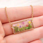 Collana rettangolare choker floreale. Girocollo con fiori in resina. Bigiotteria artigianale.