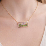 Collana rettangolare choker floreale. Girocollo con fiori in resina. Bigiotteria artigianale.